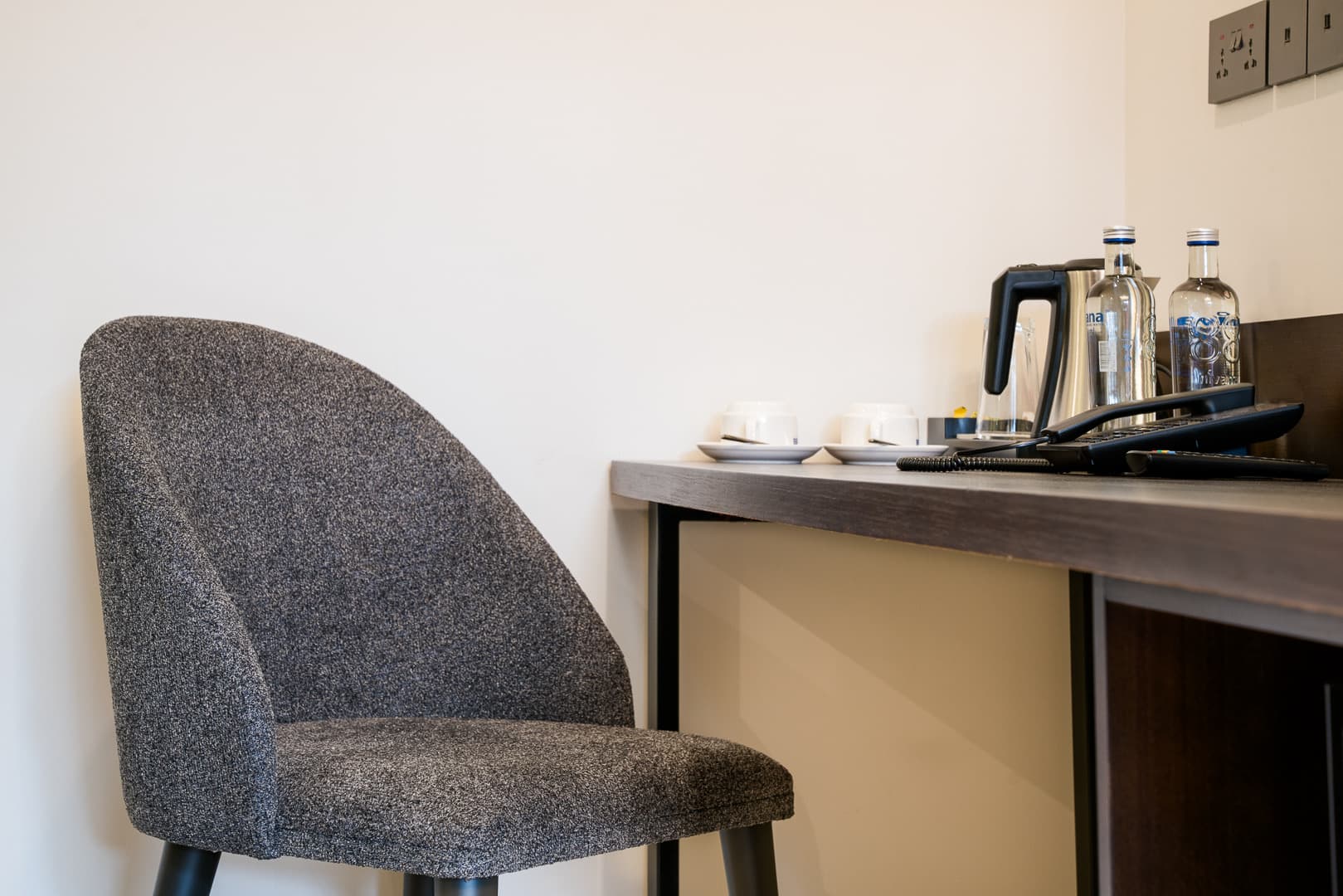 Junior Suite - workspace with kettle and refreshments